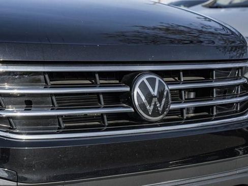 Used 2022 Volkswagen Tiguan SE w/ Panoramic Sunroof Package image 12