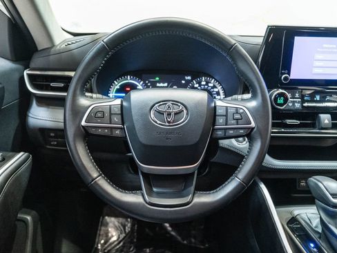 Used 2023 Toyota Highlander LE AWD/4WD image 16