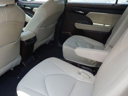 Used 2021 Toyota Highlander XLE AWD/4WD image 10