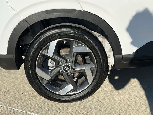Used 2025 Hyundai Venue SEL image 17