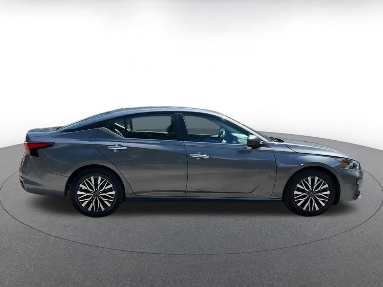Used 2025 Nissan Altima 2.5 SV FWD image 15
