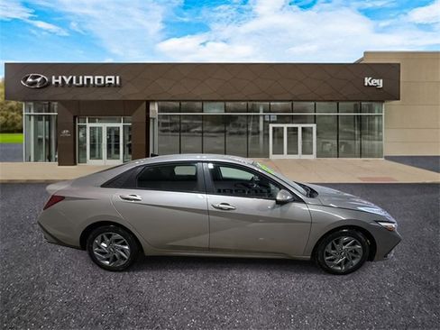 Used 2024 Hyundai Elantra SEL image 4