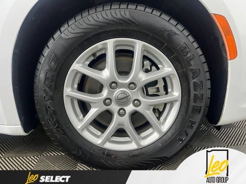 Used 2021 Chrysler Pacifica Touring-L FWD image 36