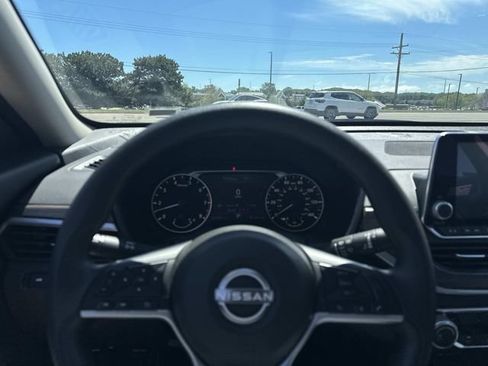 Used 2024 Nissan Altima 2.5 SV FWD image 24