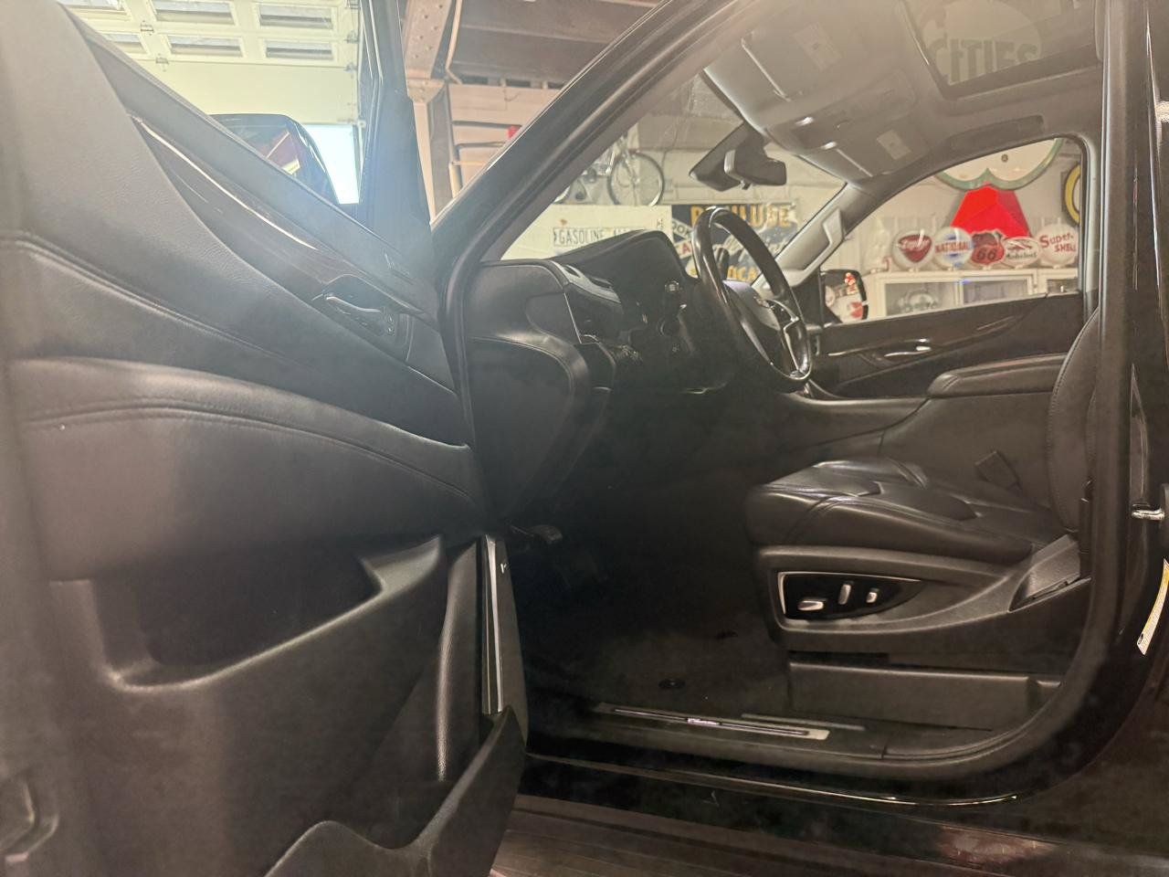 Used 2020 Cadillac Escalade Luxury AWD/4WD image 10
