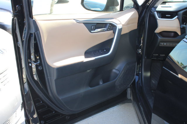 Used 2019 Toyota RAV4 Limited w/ Carpet Mat Package FWD image 11