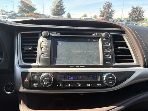 Used 2018 Toyota Highlander XLE AWD/4WD image 16