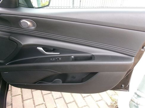 Used 2022 Hyundai Elantra Limited FWD image 16