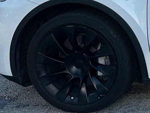 Used 2022 Tesla Model Y Long Range image 9