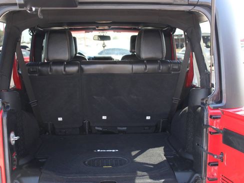 Used 2016 Jeep Wrangler Unlimited Rubicon w/ Connectivity Group AWD/4WD image 13