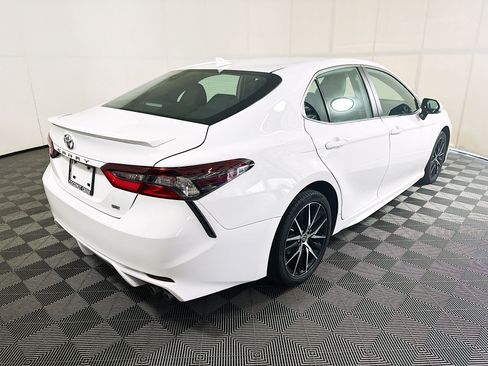 Used 2023 Toyota Camry SE FWD image 3