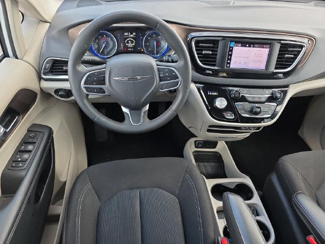 Used 2023 Chrysler Voyager LX FWD image 13