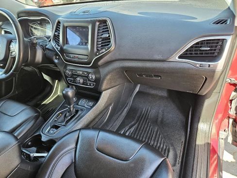 Used 2019 Jeep Cherokee Latitude Plus w/ Comfort/Convenience Group AWD/4WD image 15