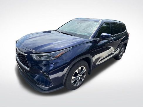 Used 2021 Toyota Highlander XLE AWD/4WD image 3