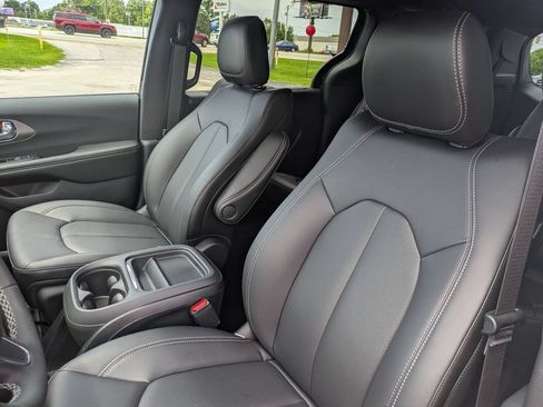 New 2027 Chrysler Pacifica Select FWD image 13