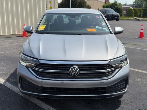 Used 2024 Volkswagen Jetta SE FWD image 2