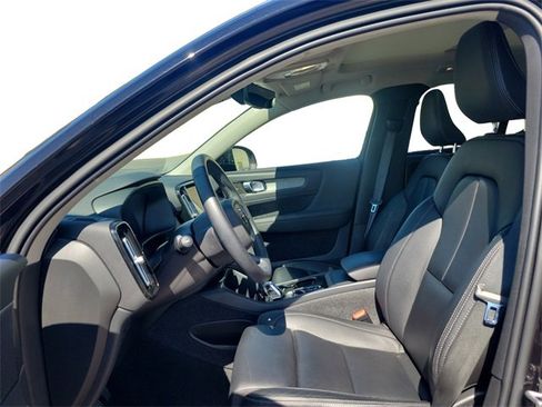 Used 2023 Volvo XC40 B5 Plus image 9