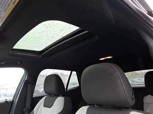 Used 2024 Chevrolet Trax RS w/ Sunroof Package image 15