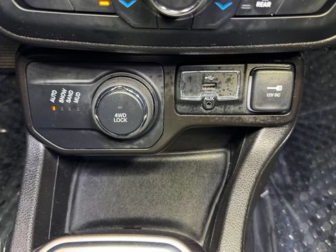 Used 2022 Jeep Renegade Latitude AWD/4WD image 34