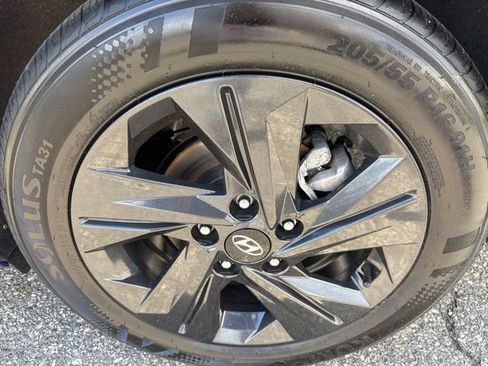 Used 2023 Hyundai Elantra SEL w/ Cargo Package image 8