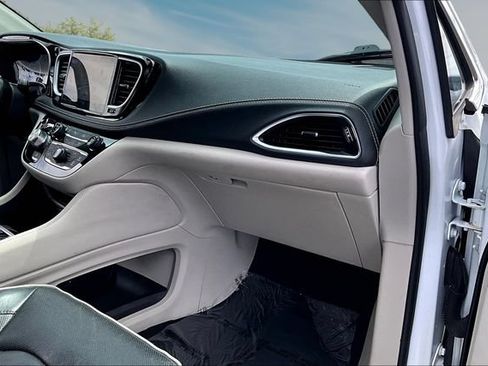 Used 2023 Chrysler Pacifica Limited FWD image 26