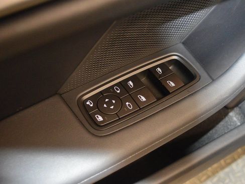 Used 2025 Porsche Taycan RWD image 18