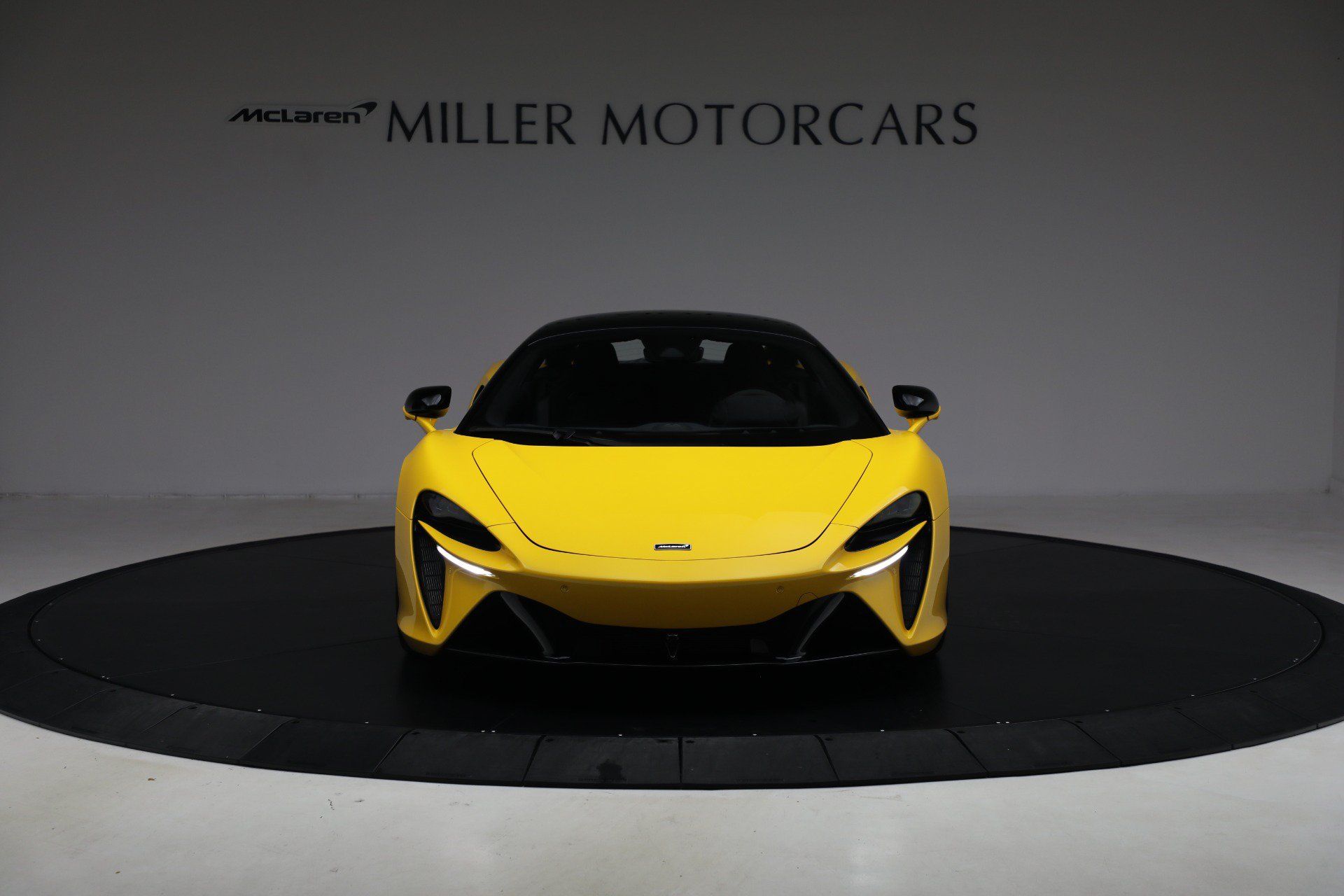 Used 2024 McLaren Artura RWD image 12
