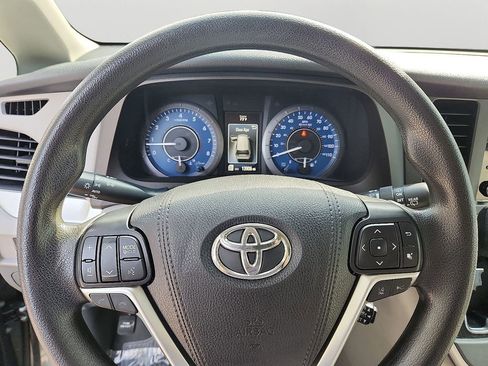 Used 2020 Toyota Sienna L image 19
