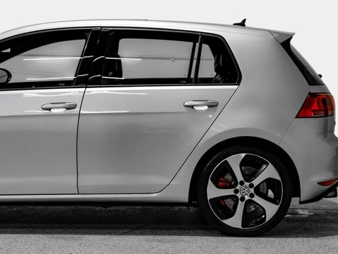 Used 2017 Volkswagen GTI SE FWD image 17
