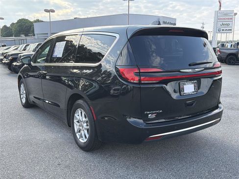 Used 2023 Chrysler Pacifica Touring-L FWD image 7