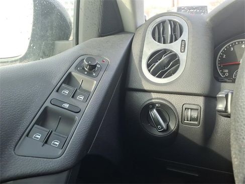 Used 2012 Volkswagen Tiguan S image 21
