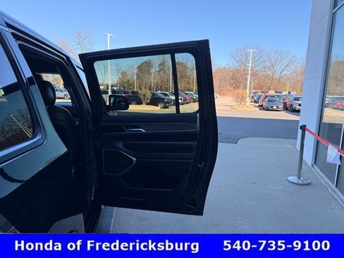 Used 2024 Jeep Wagoneer L Series II w/ Flexible Seating Group image 19