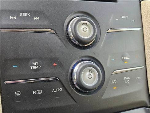 Used 2013 Ford Taurus SEL FWD image 14