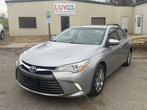 Used 2015 Toyota Camry XLE w/ Moonroof Package image 1