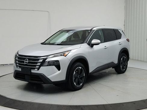 Used 2024 Nissan Rogue SV AWD/4WD image 3