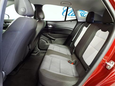 Used 2025 Chevrolet Trax LS w/ LS Convenience Package image 9