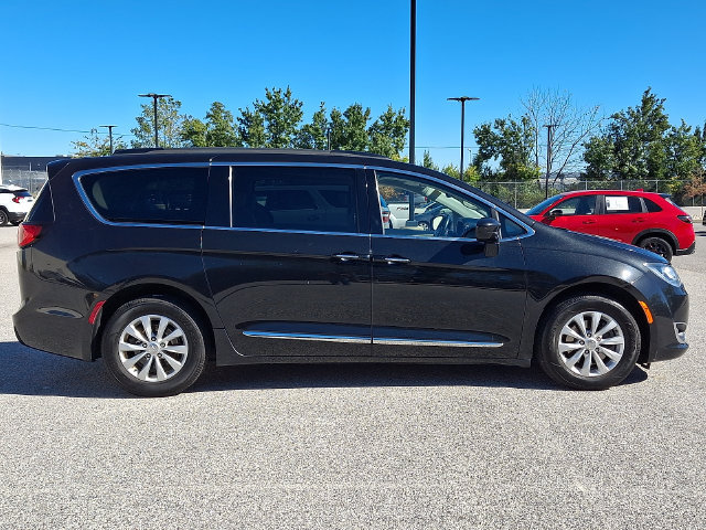 Used 2017 Chrysler Pacifica Touring-L FWD image 9