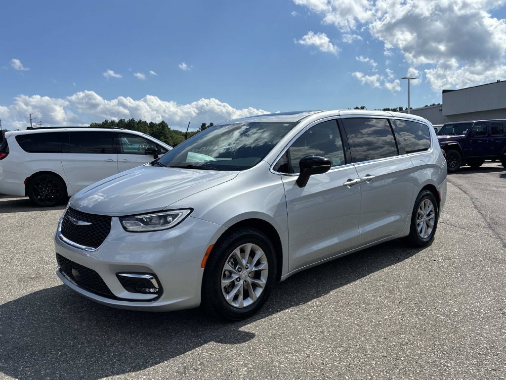 Used 2026 Chrysler Pacifica Limited FWD image 3