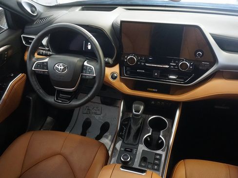 Certified 2025 Toyota Highlander Platinum image 31