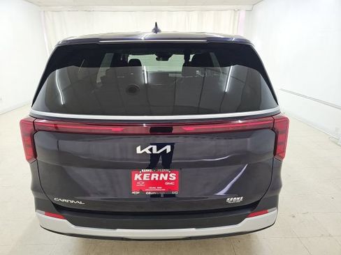 Used 2025 Kia Carnival FWD image 16