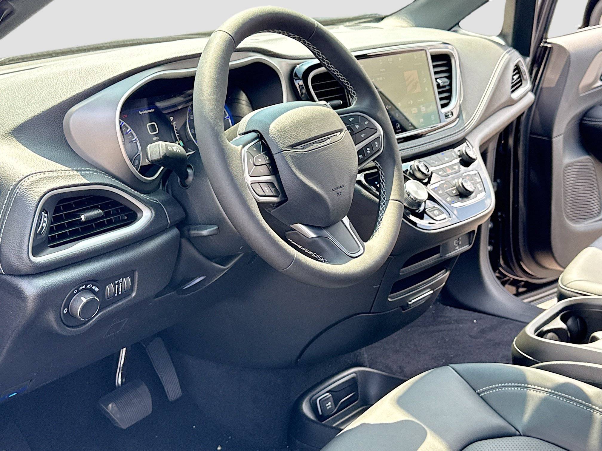 New 2027 Chrysler Pacifica Select FWD image 4
