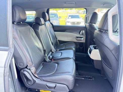 Used 2023 Kia Carnival LX FWD image 26