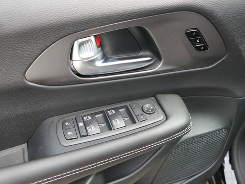 New 2026 Chrysler Pacifica Select FWD image 10