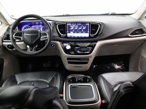 Used 2023 Chrysler Pacifica Touring-L FWD image 15