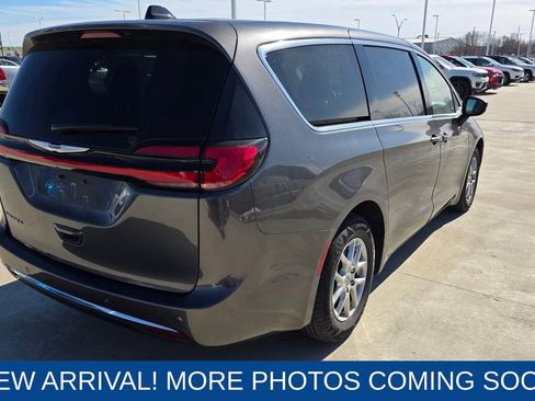 Used 2023 Chrysler Pacifica Touring-L image 5