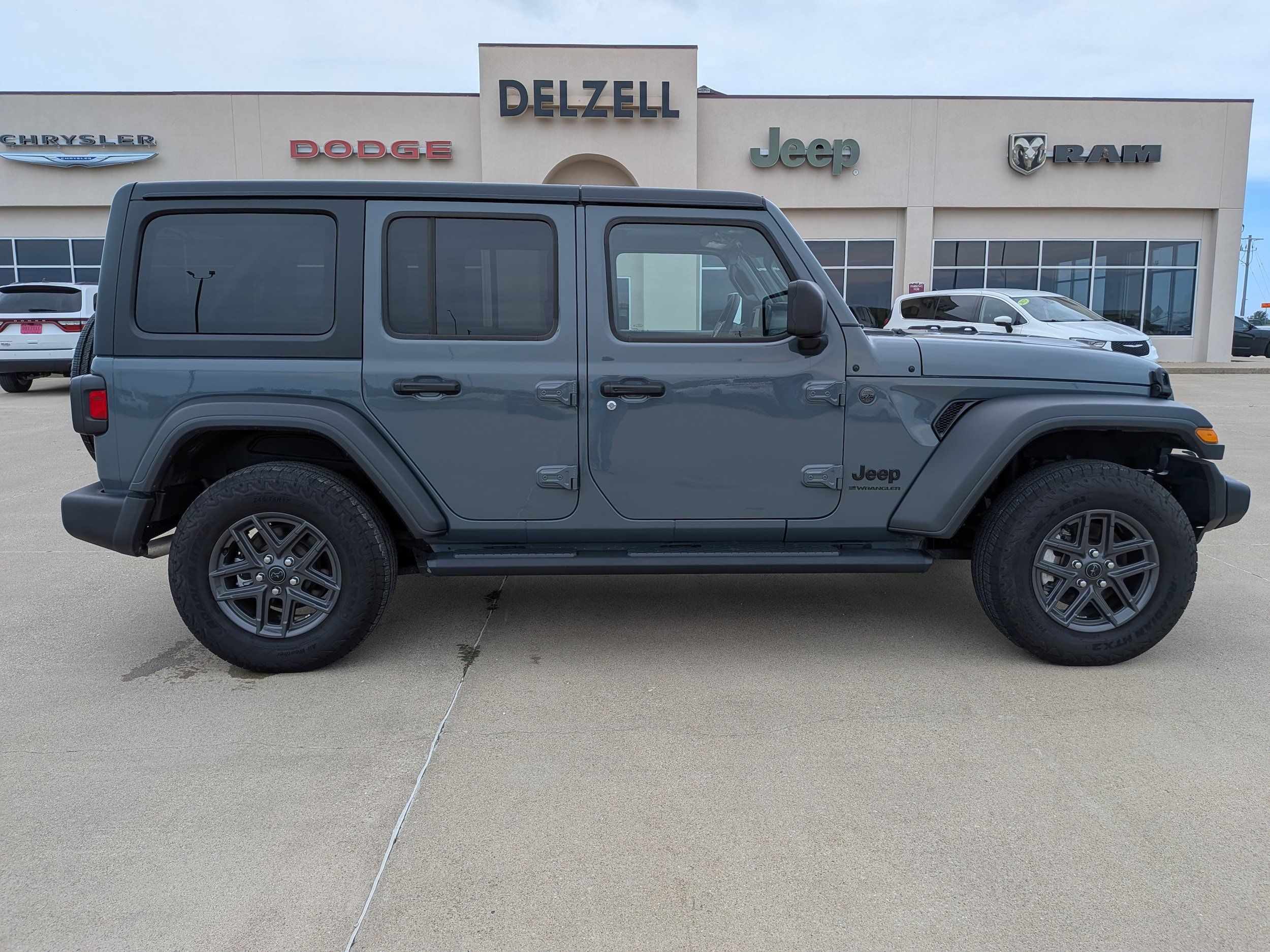 Used 2025 Jeep Wrangler Unlimited Sport AWD/4WD image 1