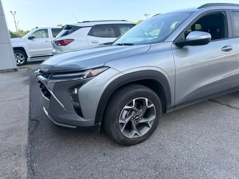 Used 2025 Chevrolet Trax LT FWD image 4