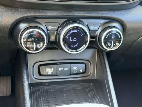 Used 2025 Hyundai Venue Limited FWD image 11