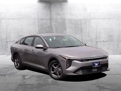 Used 2025 Kia K4 FWD image 2