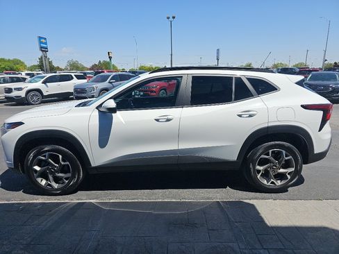 Used 2025 Chevrolet Trax LT w/ LT Convenience Package FWD image 6